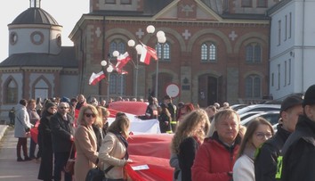 Biela a červená všade, kam sa pozriete. V Poľsku si užili slávnosti, aké sa často nevidia