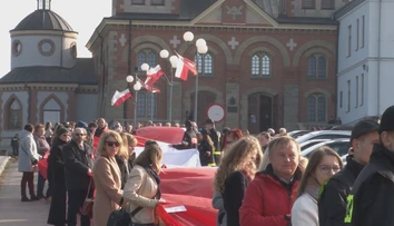 Biela a červená všade, kam sa pozriete. V Poľsku si užili slávnosti, aké sa často nevidia