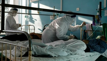 Šokujúca exkurzia má zmeniť názor známym antivaxerom. Ruskí lekári ich pozvali do „covidárií“