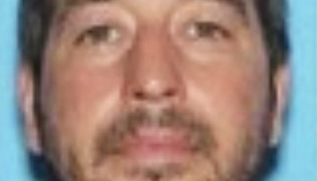 Stále je na úteku. Do pátrania po páchateľovi hromadnej streľby v USA sa zapojilo aj FBI