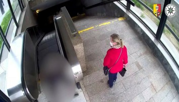 VIDEO: Zlodejka okradla starčeka (93) na eskalátore v Prahe. Vážne sa zranil a nik mu nepomohol