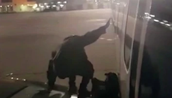 VIDEO: Pasažiera Ryanairu rozčúlilo čakanie, vystúpiť chcel po krídle lietadla