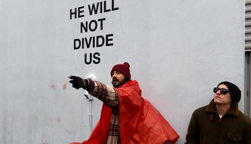 Slávny herec skončil v putách. Rozčúlili ho slová: "Hitler neurobil nič zlé."