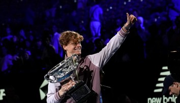 Lyže vymenil za raketu, ukončil talianske polstoročie čakania na titul. Sinner po triumfe ďakoval rodičom