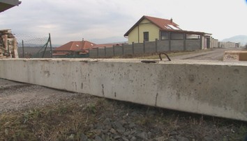 Obyvatelia Župčian sa sporia o príjazdovú cestu. Zablokovali im ju betónovými panelmi