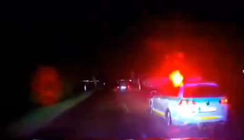 VIDEO: Policajná naháňačka v Bratislave. Nadrogovaného vodiča zastavili až výstrely na auto