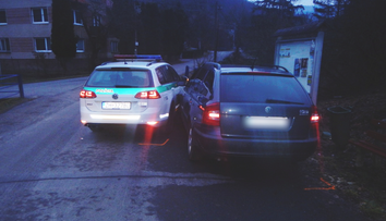 Vodič unikal hliadke, policajtom vrazil do vozidla a odmietol fúkať, zhabali mu auto