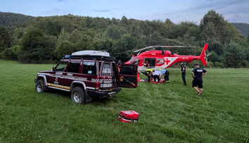 V lese na Kysuciach sa muž prevrátil s traktorom, zasahovali aj leteckí záchranári