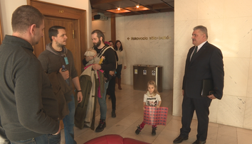 Nahnevaní otcovia, ktorým zamietli materskú, zamierili do parlamentu