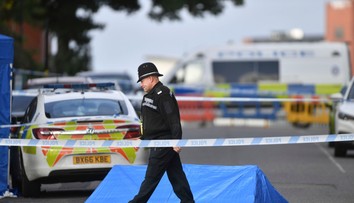 Vážny incident v Birminghame má jednu obeť, mali pobodať viacero ľudí