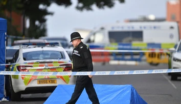 Vážny incident v Birminghame má jednu obeť, mali pobodať viacero ľudí