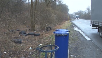 Hanba na medzinárodnej trase. Cestu na severovýchode Slovenska lemujú desiatky pneumatík