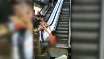 Hrozivá nehoda v nákupnom centre: Žene, ktorá sa zasekla v eskalátore, museli amputovať nohu