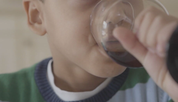 Mladí Slováci prezradili, kde sa prvý raz dostali k alkoholu. Jedna odpoveď zaznievala často