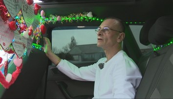 Bratislavou brázdi valentínsky taxík. Peter chce ľuďom vyčariť úsmev a vniesť medzi nich trochu lásky