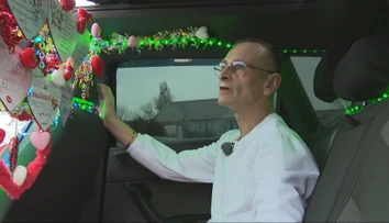 Bratislavou brázdi valentínsky taxík. Peter chce ľuďom vyčariť úsmev a vniesť medzi nich trochu lásky
