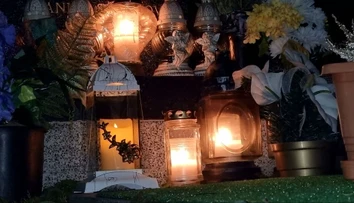 Čas spomienok a zamyslenia. Sviečky rozžiarili cintoríny po celom Slovensku