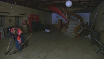 Hotel Kyjev v centre Bratislavy chátra už roky. Pozrite si jeho vnútrajšok našou kamerou