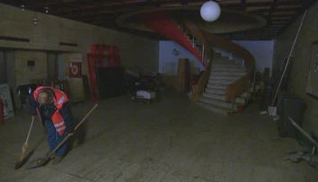 Hotel Kyjev v centre Bratislavy chátra už roky. Pozrite si jeho vnútrajšok našou kamerou