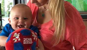 Najrozkošnejší celebritný fanúšik futbalu. Ani on nechýba na majstrovstvách