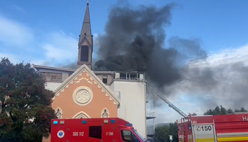 FOTO a VIDEO: V Piešťanoch horel hotel, plamene zrejme zachvátili sauny