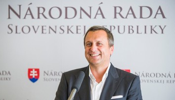 Trinásty a štrnásty plat by mali byť oslobodené od odvodov a dane