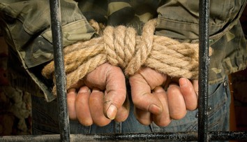 Muž zbadal, že sa v jeho bazéne kúpu deti. Za trest im zviazal ruky