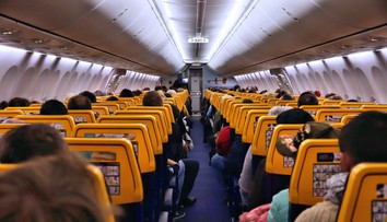 Nechutný zvyk mnohých pasažierov. Palubný personál nad ním neveriacky krúti hlavou