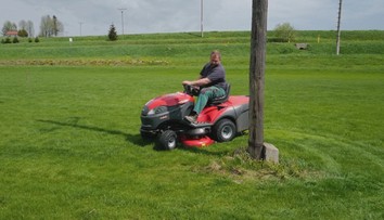 V strede futbalového ihriska majú elektrický stĺp