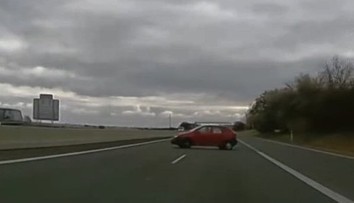 Nebezpečný manéver vodičky seniorky. Otočila sa do protismeru uprostred diaľnice a pokračovala v jazde