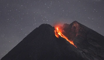 Zo sopky Merapi vytiekla rieka lávy