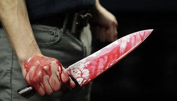 Otec dobodal vlastnú dcéru priamo na ihrisku, všetko videli školáci