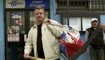 Hokejová legenda Vinco Lukáč nesúhlasí s vyvesením dresu. Má dva dôvody