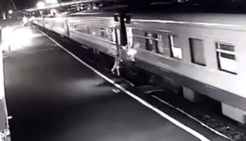 VIDEO: Žena sa snažila naskočiť na vlak, napokon skončila pod jeho kolesami