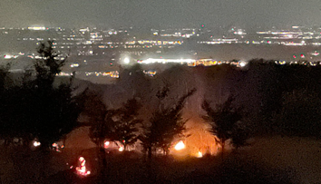 Nočný požiar v Malých Karpatoch. Plamene šľahali z lesa, ľudí vystrašil hustý dym a zápach