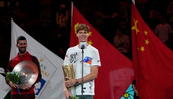 Sinner porkačuje v životnej sezóne. Vo finále turnaja v Šanghaji si poradil s Djokovičom