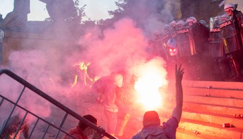 Protivládne protesty v Srbsku sa vyostrujú, vo viacerých mestách prerástli do násilia