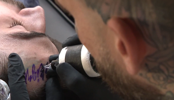 Kedysi sa spájali s väzňami, dnes sa stávajú novým trendom. Tetovania na tvári sú čoraz populárnejšie