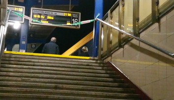 Dráma na Hlavnej stanici v Bratislave. Muž s mačetami a nožmi napadol esbeeskára