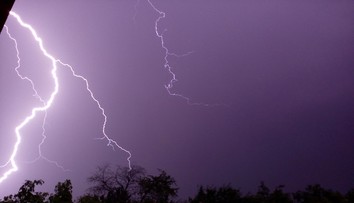 Veľká tragédia. Blesky udreli do školy, o život prišlo najmenej 11 ľudí, medzi nimi aj deti