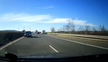 Stotiny sekundy od smrti: Vodič zachytil Octaviu rútiacu sa po diaľnici v protismere