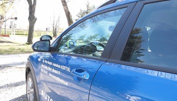 Budeme sa v autoškole učiť nový spôsob otvárania dverí? Holandský chvat je bezpečný spôsob vystupovania