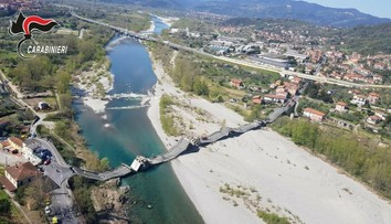 V severnom Taliansku sa do rieky zrútil cestný most