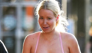 Čo to so sebou porobila? Spuchnutá a napichaná Iggy sa už poriadne ani neusmeje