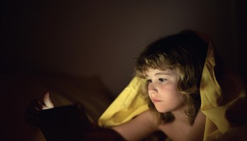 Deti sú na telefóne, až kým nezaspia a rodičia sú z toho zúfalí. Odborníci majú len jednu radu