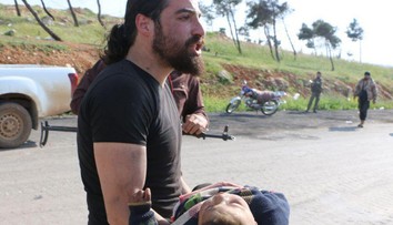 Fotograf po výbuchu bomby zachraňoval malé deti a potom sa v slzách zrútil