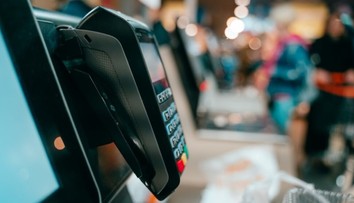 Platba pohľadom. Poliaci ako prví v Európe testujú možnosť platby len skenom dúhovky a tváre