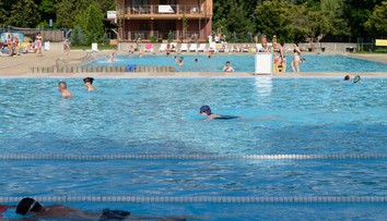 Bazén na kúpalisku je rajom baktérií a vírusov. Existujú spôsoby, ako znížiť riziko infekcie