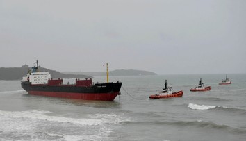 Britániu sužuje víchor. Prevracia nákladiaky a jedna loď už uviazla na plytčine
