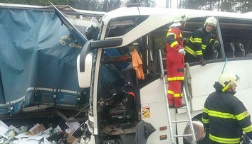 Traja zranení po hromadnej nehode na D2 bojujú o život, ďalšie štyri ženy sú vo vážnom stave